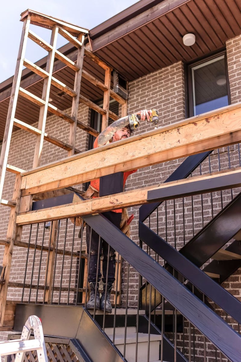 homme-structure-bois